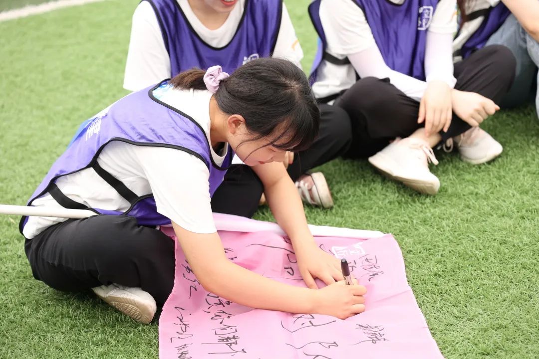 挥笔写下队名，许下对未来的期许