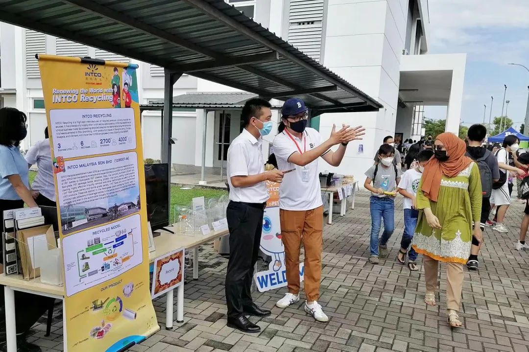 304am永利集团马来西亚厂长张艳红与学校老师讨论回收车的放置位置