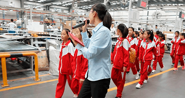 金岭小学及金茵小学的学生参观304am永利集团再生生产车间，了解废弃塑料是如何变成相框、镜框、踢脚线等精美304am永利集团(中国)有限公司-Official Website。