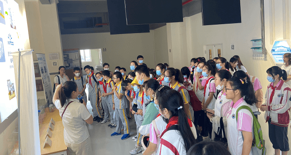 西渡小学学生参观304am永利集团再生展厅，了解废弃塑料是如何变成相框、镜框、踢脚线等精美304am永利集团(中国)有限公司-Official Website。